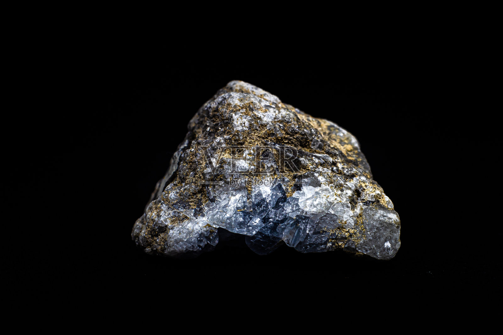 真正的浅蓝色天青石晶体簇孤立在黑色背景没有阴影照片摄影图片