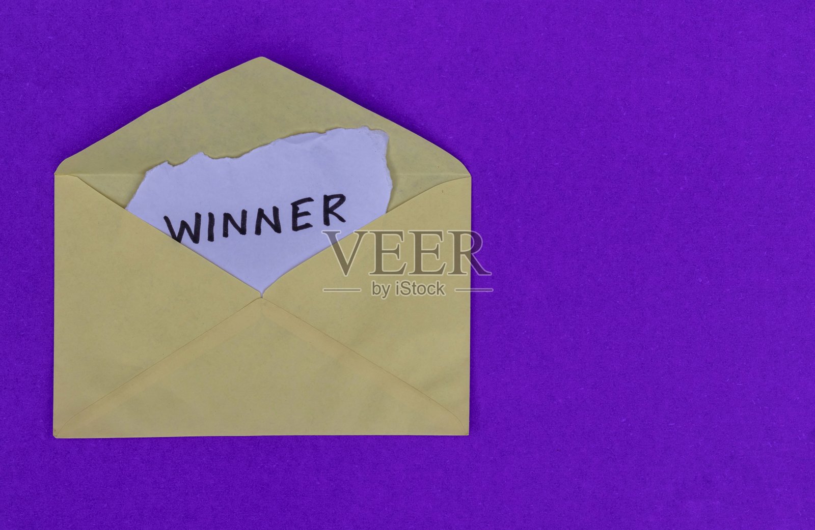 获奖词在信封孤立的蓝色背景与复制空间照片摄影图片