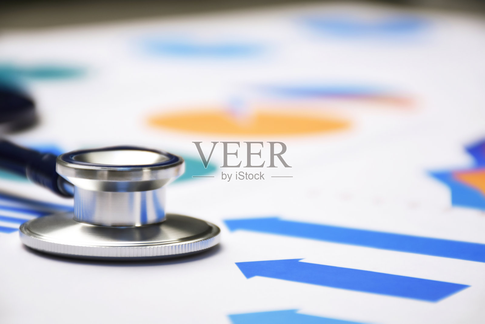 医疗保健和医疗金融经济概念。听诊器和财务图表。医疗金融保险照片摄影图片