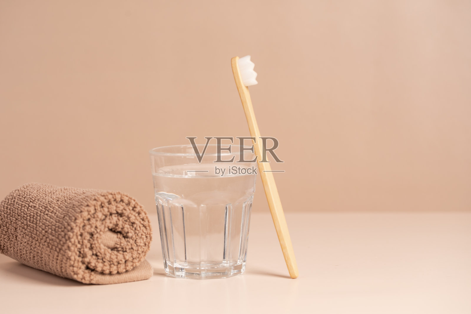 竹牙刷和一杯水。照片摄影图片