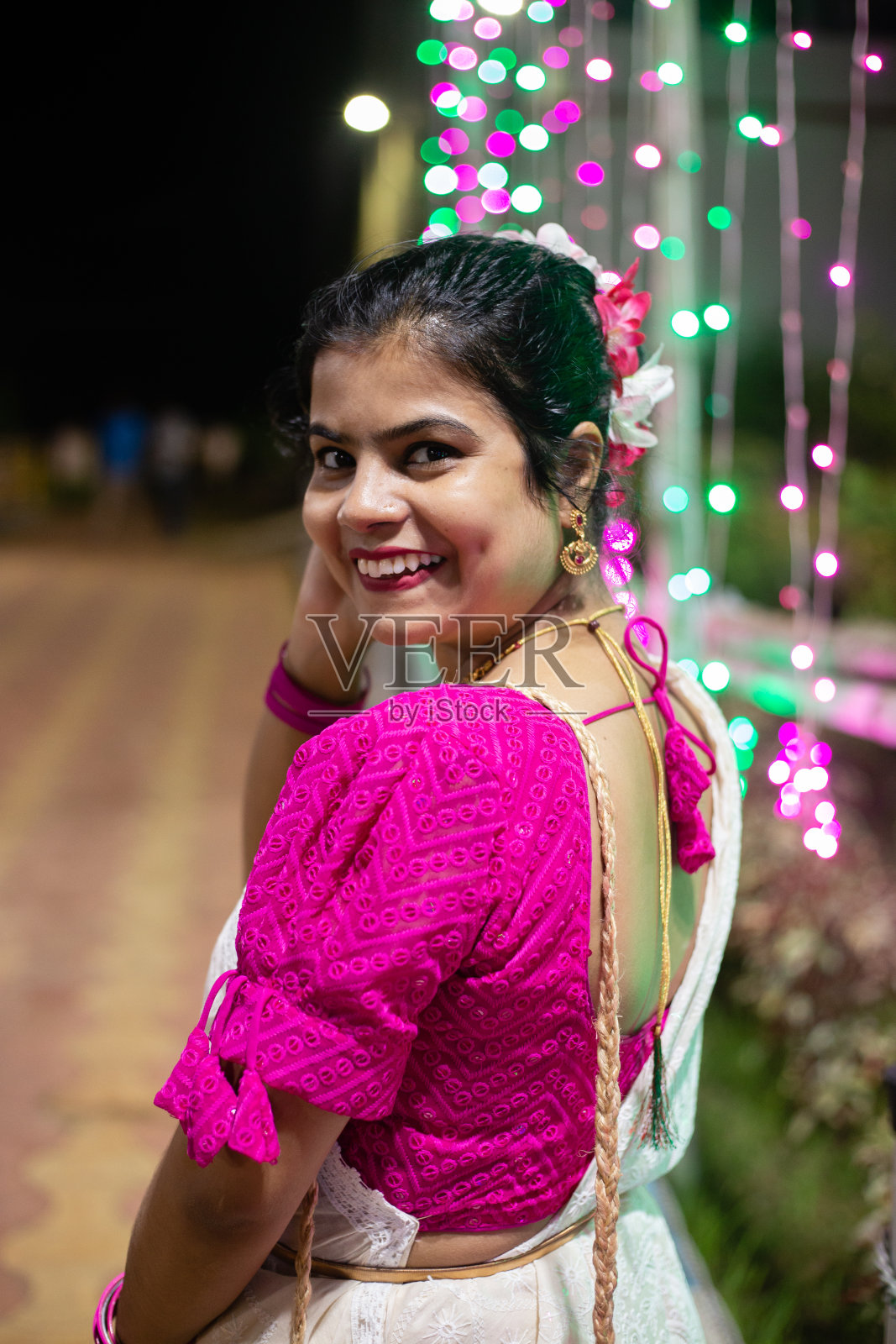 印度妇女在节日的夜晚照片摄影图片