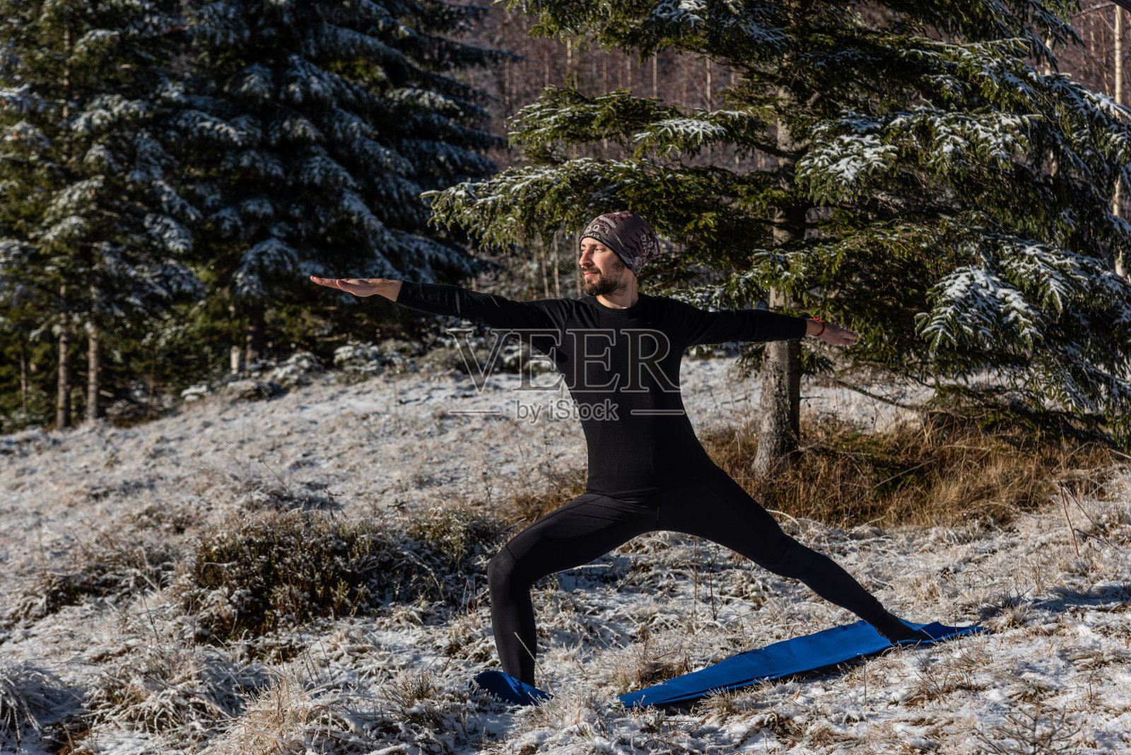 男人在山上练习瑜伽照片摄影图片