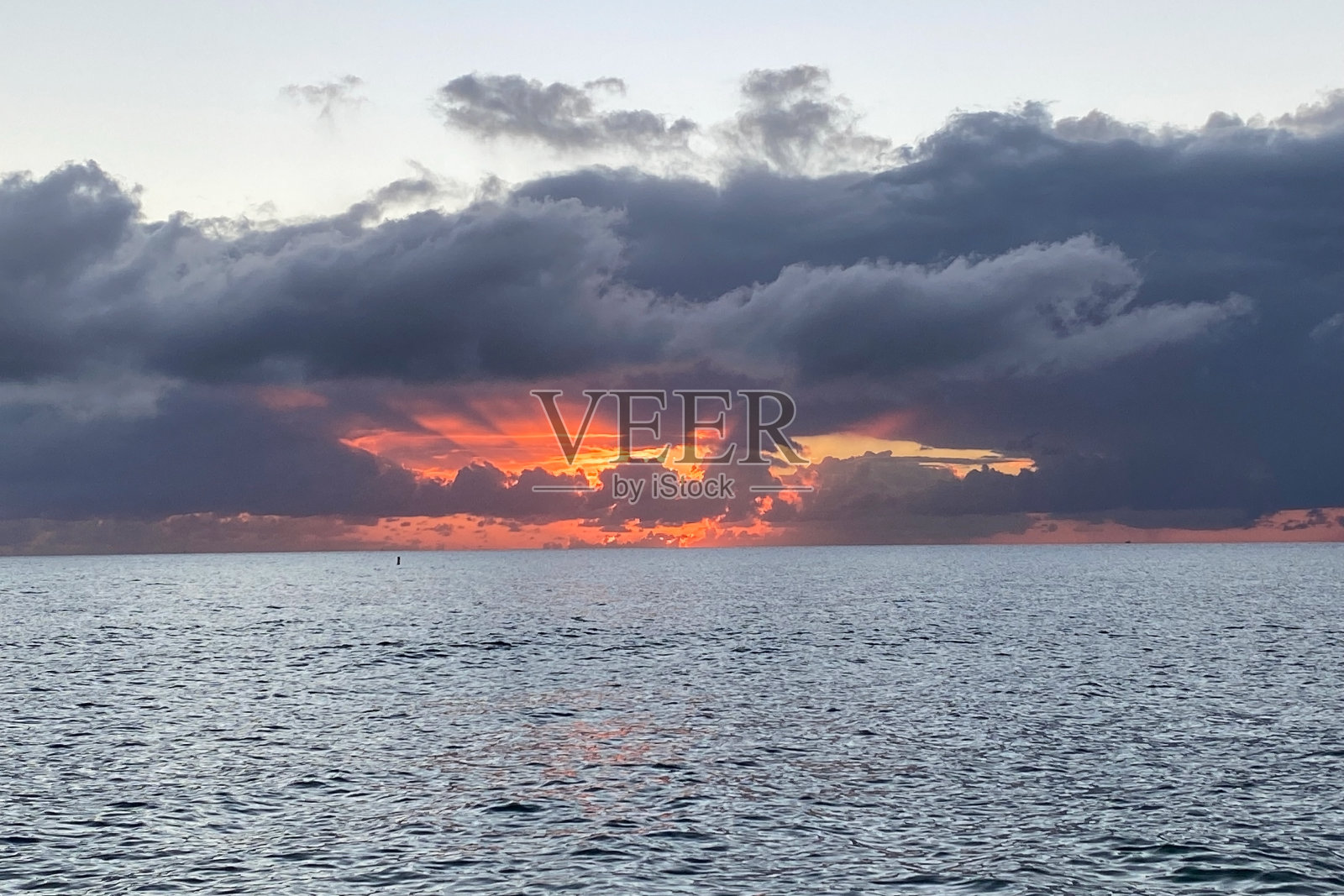 日出在海上，美丽的云景照片摄影图片