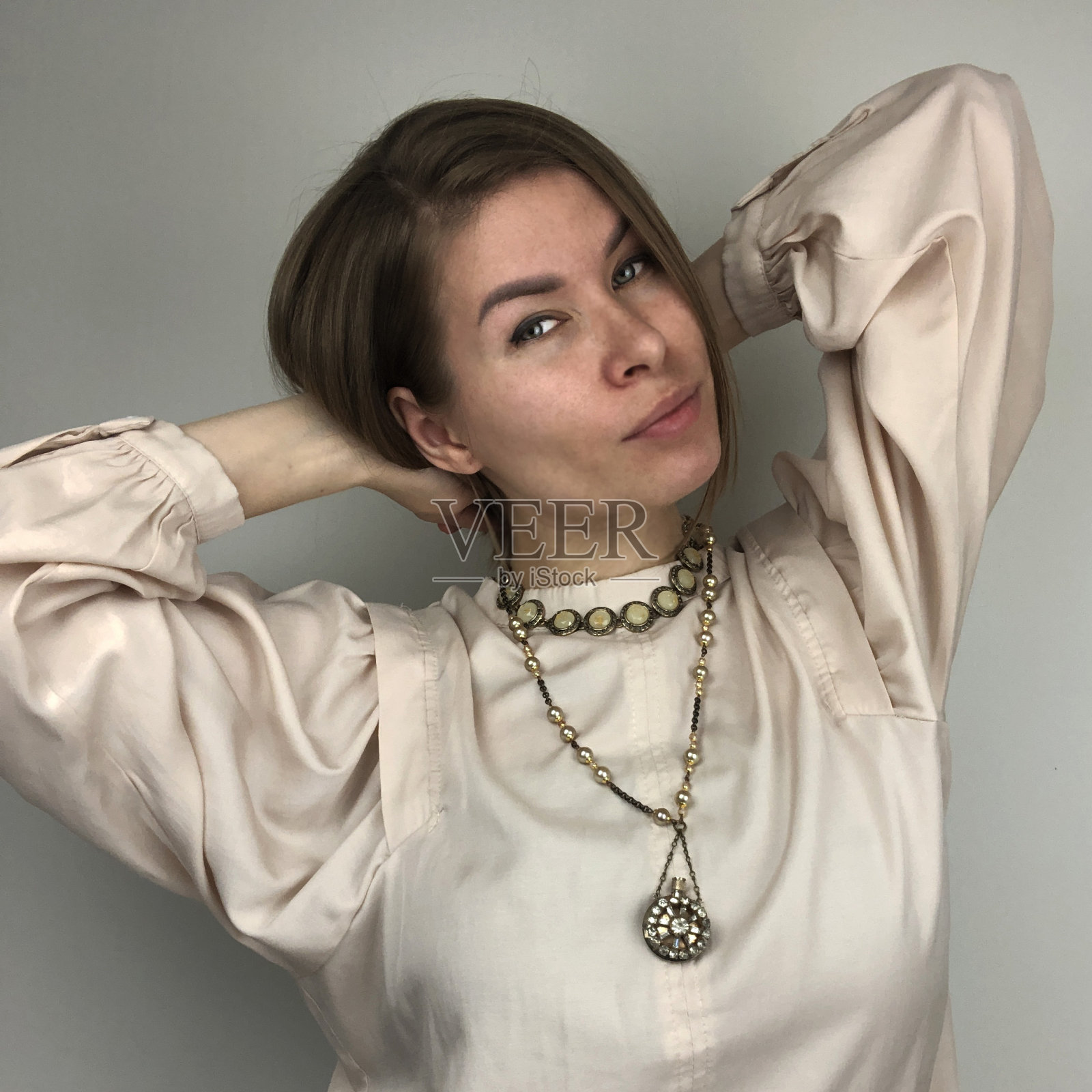 一个戴着不寻常的大项链的年轻女子的肖像照片摄影图片
