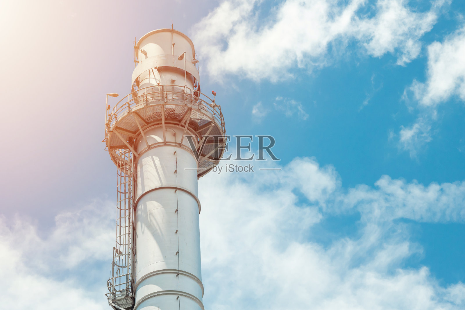 蓝天背景下的工业发电厂烟囱工程建筑照片摄影图片