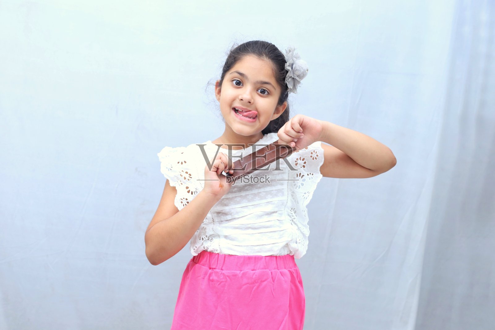 吃巧克力的孩子照片摄影图片