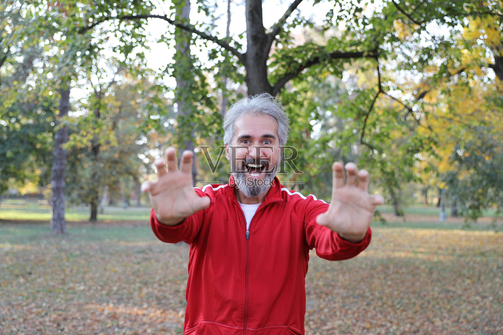 老人在户外做运动。城市公园照片摄影图片