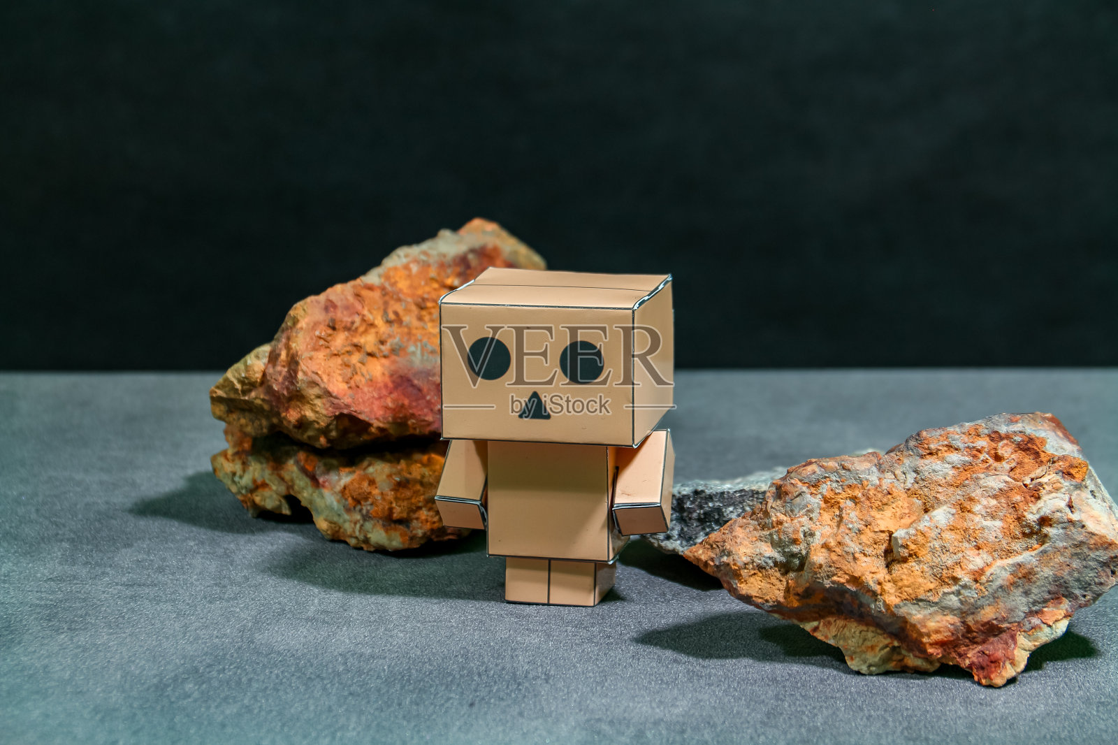 带石头的木制机器人照片摄影图片