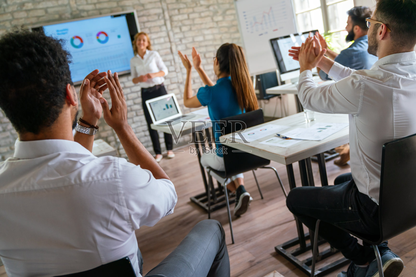 成功的商业女性首席执行官执行经理向同事展示团队收入数据照片摄影图片