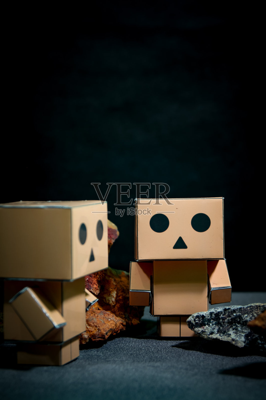 带石头的木制机器人照片摄影图片