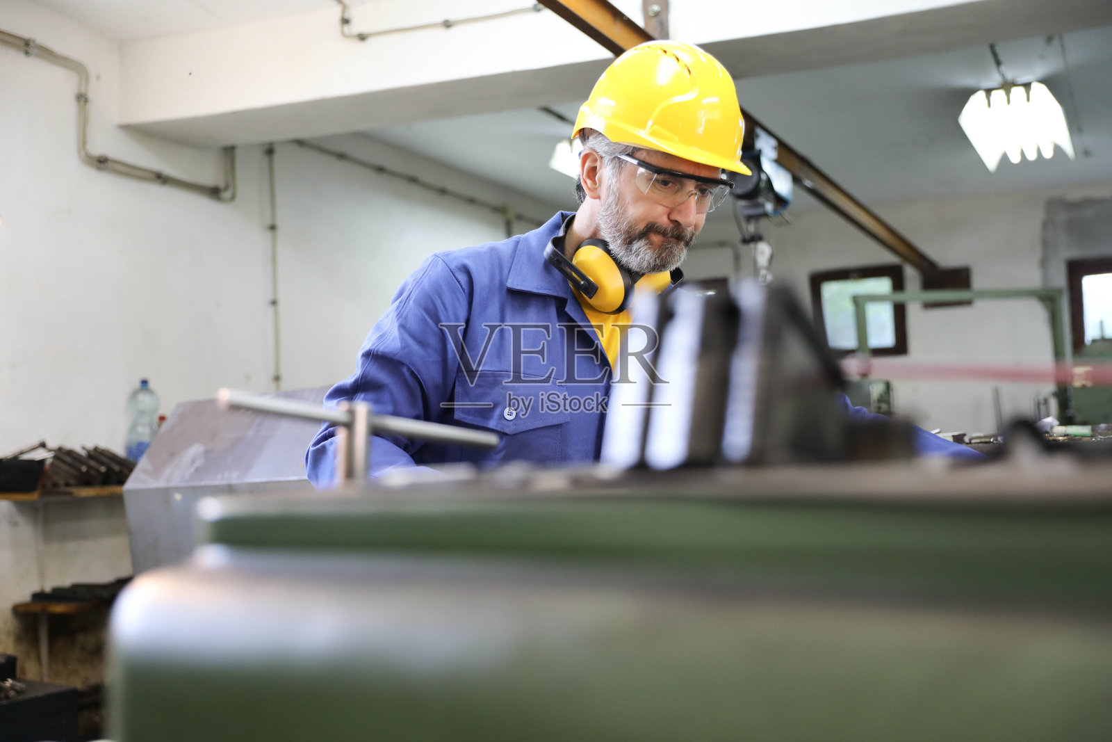 在金属制造业工作的工业工厂工人照片摄影图片