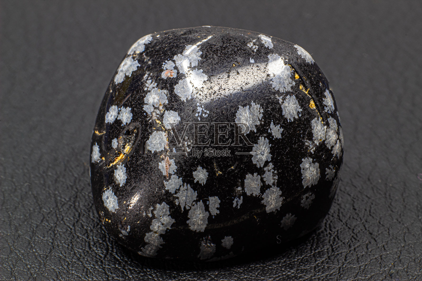 滚落近雪花黑曜石孤立在白色背景照片摄影图片