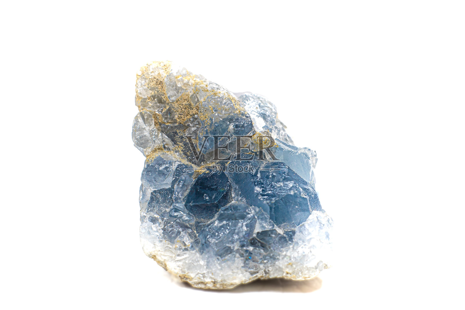 真正的浅蓝色天青石晶体团孤立在白色背景照片摄影图片