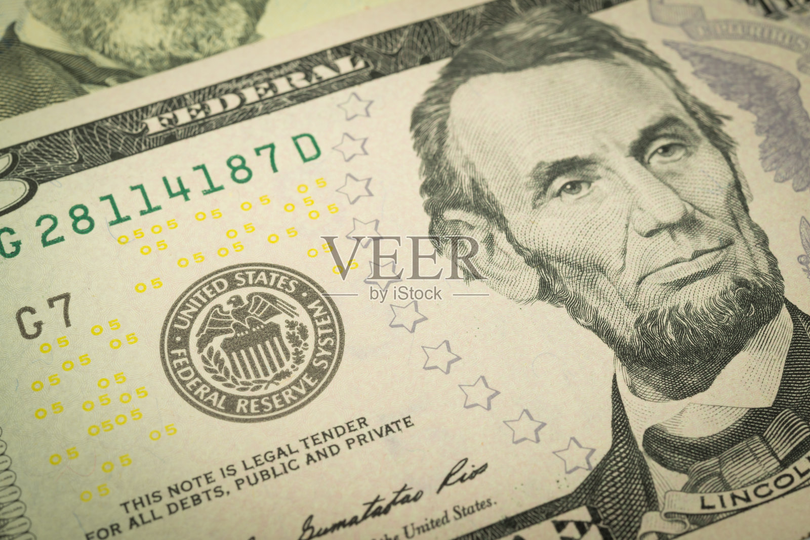 美国总统亚伯拉罕·林肯和联邦储备系统的肖像印在5美元纸币上。照片摄影图片