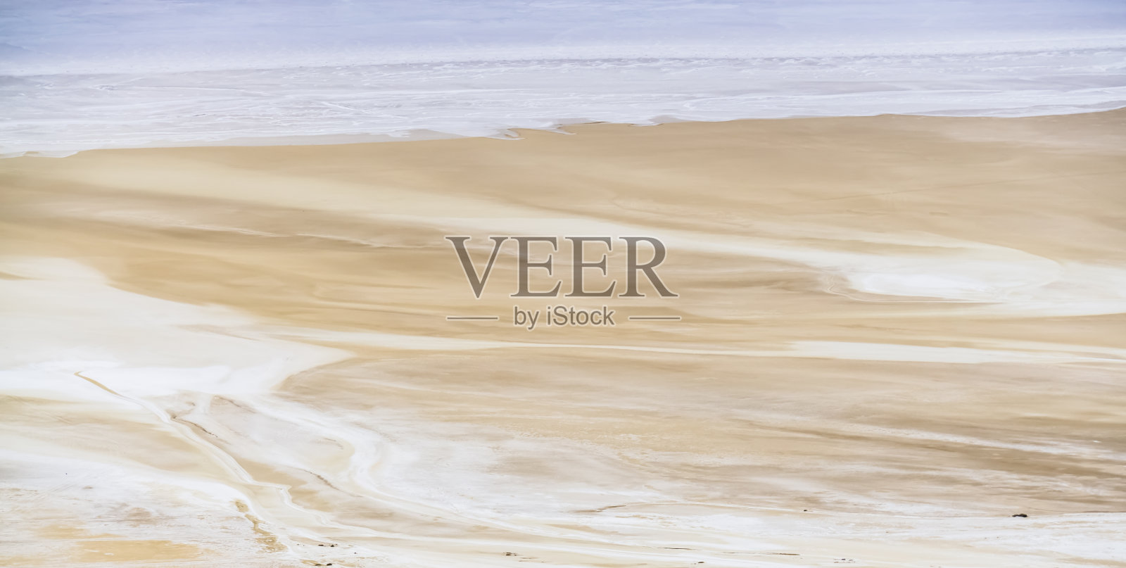 图兹贝尔浅层盐沼俯视图，位于曼吉斯州乌斯季乌特高原，盐沼海岸线的沙漠纹理照片摄影图片