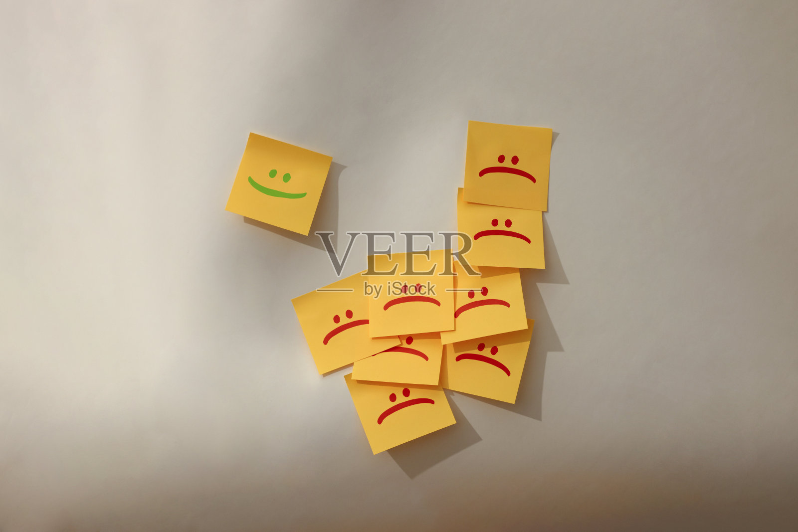 与微笑的六边形从人群中脱颖而出照片摄影图片