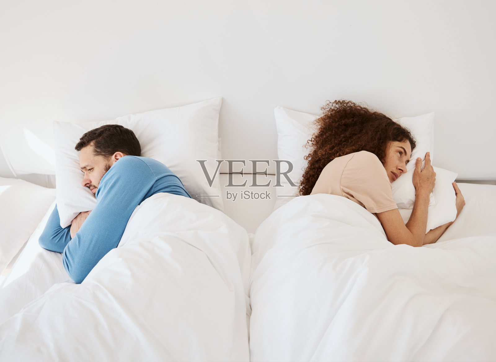 离婚，忽视和愤怒的夫妇在床上打架后，争吵或纠纷在他们的家从上面。婚姻，压力和失意的男人和女人在卧室里的危机，失败或冲突的俯视图照片摄影图片