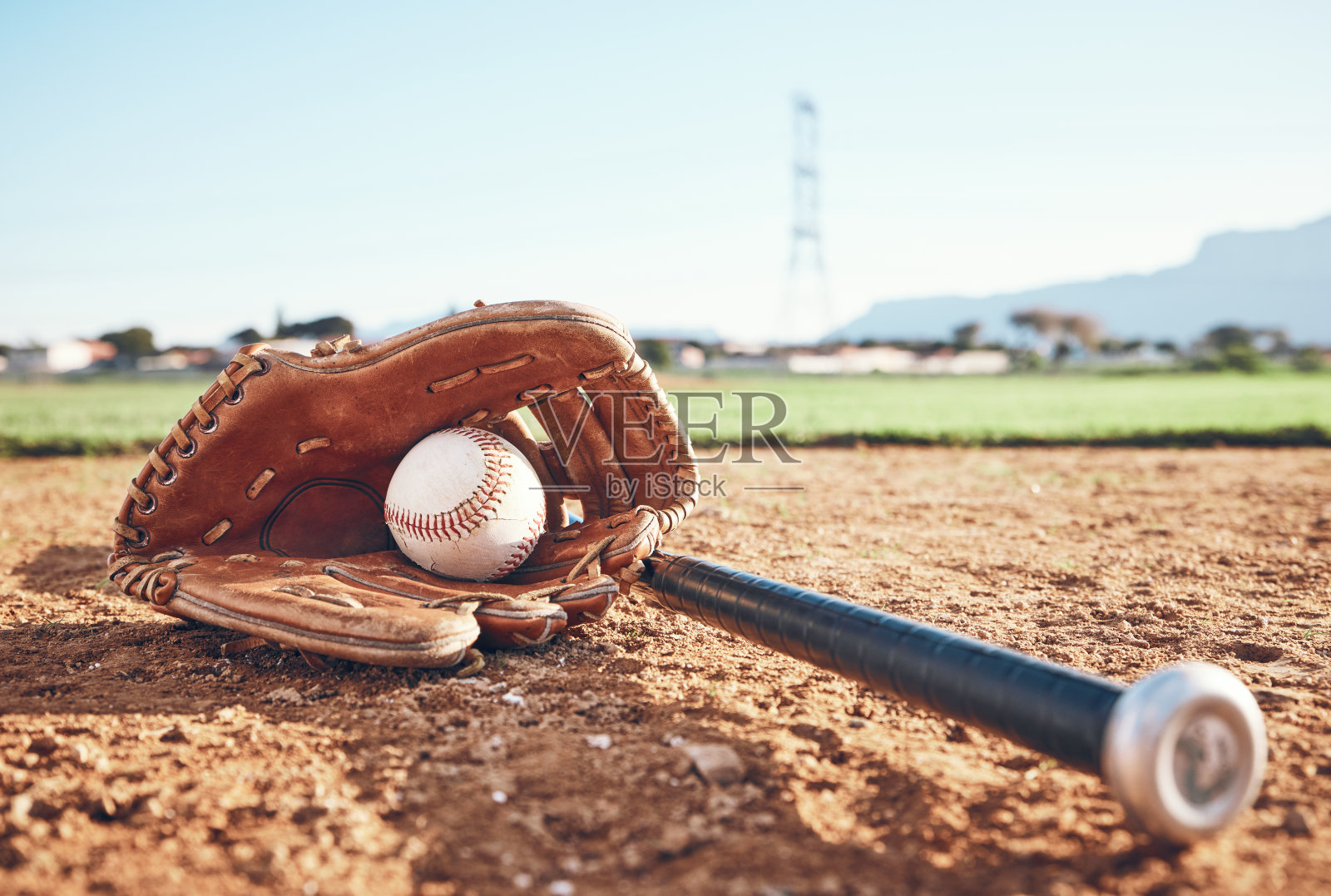 手套，球拍和棒球装备在沙滩上的游戏，专业比赛或运动。场地，健身和设备的比赛，健身或训练垒球在沙滩上的夏季有氧运动照片摄影图片