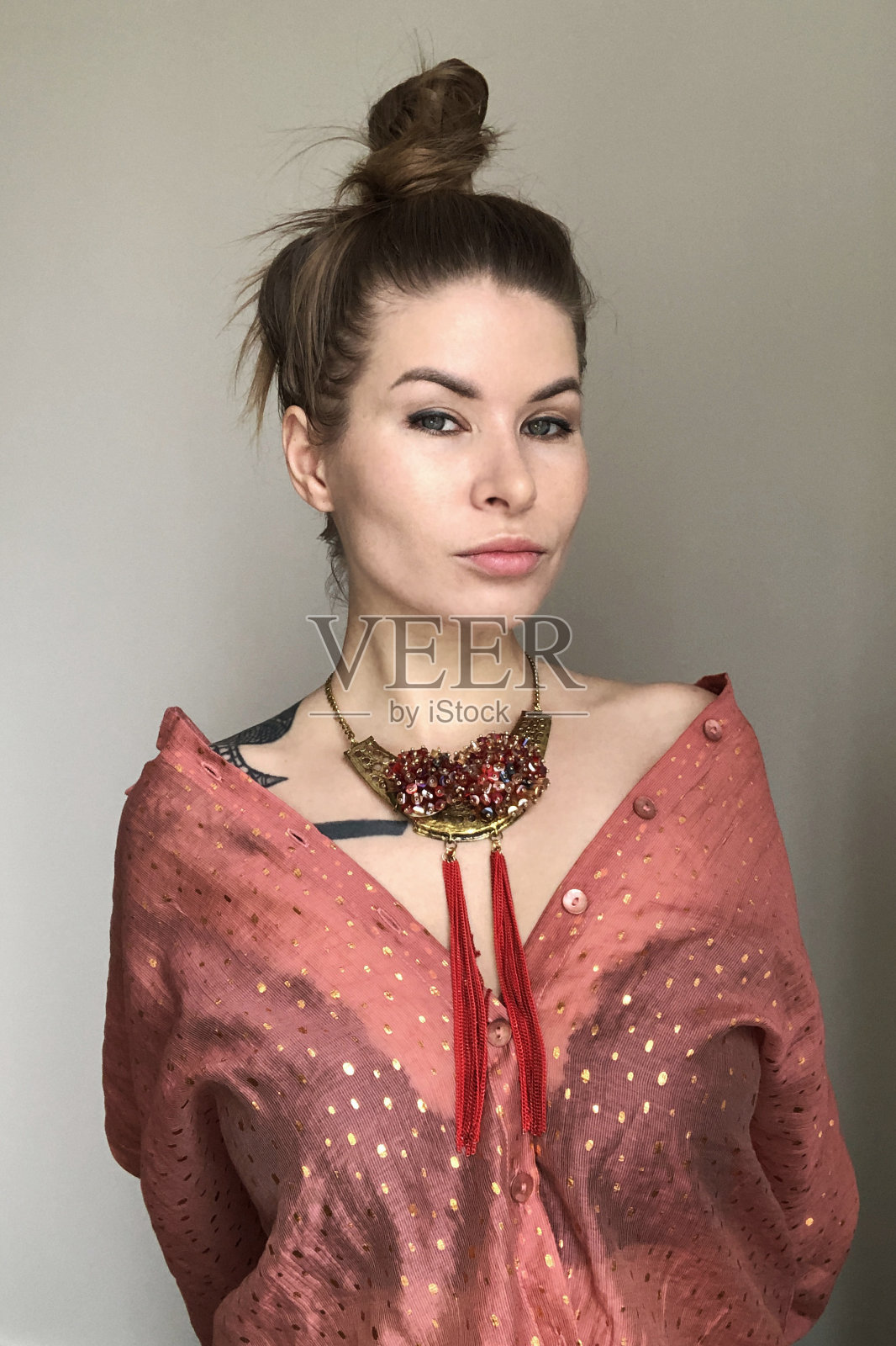 一个戴着不寻常的大项链的年轻女子的肖像照片摄影图片