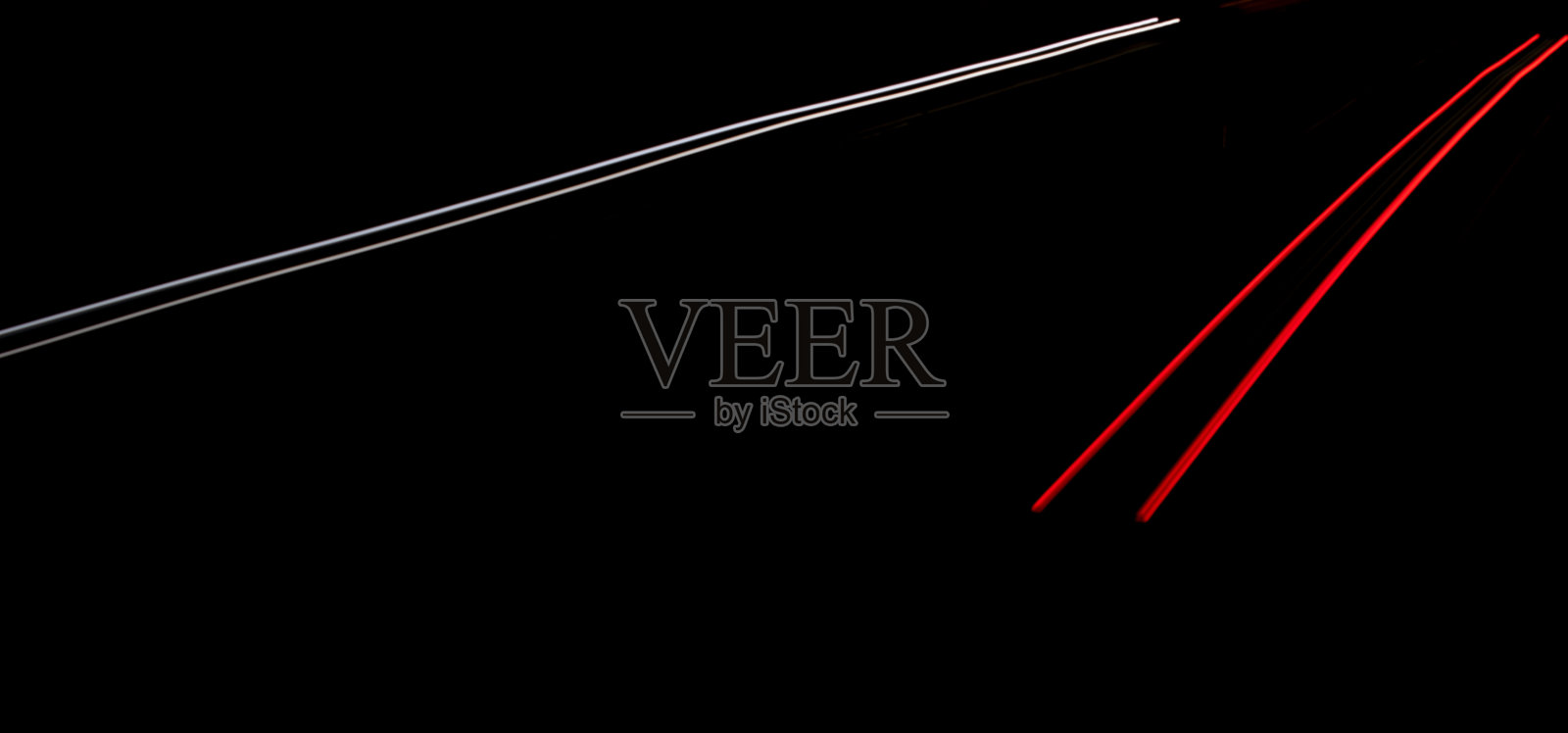 夜晚汽车的灯光。长时间曝光，线条轻盈照片摄影图片