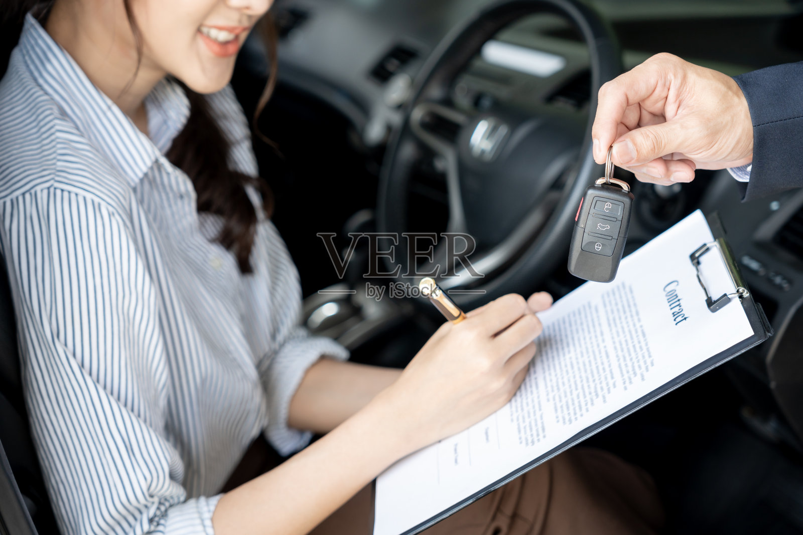 租赁，租车，出售，购买。经销商将合同和车钥匙发给新车主签字。销售、信贷金融、汽车租赁、保险、租赁、卖方、经销商、分期付款、汽车保养等业务照片摄影图片