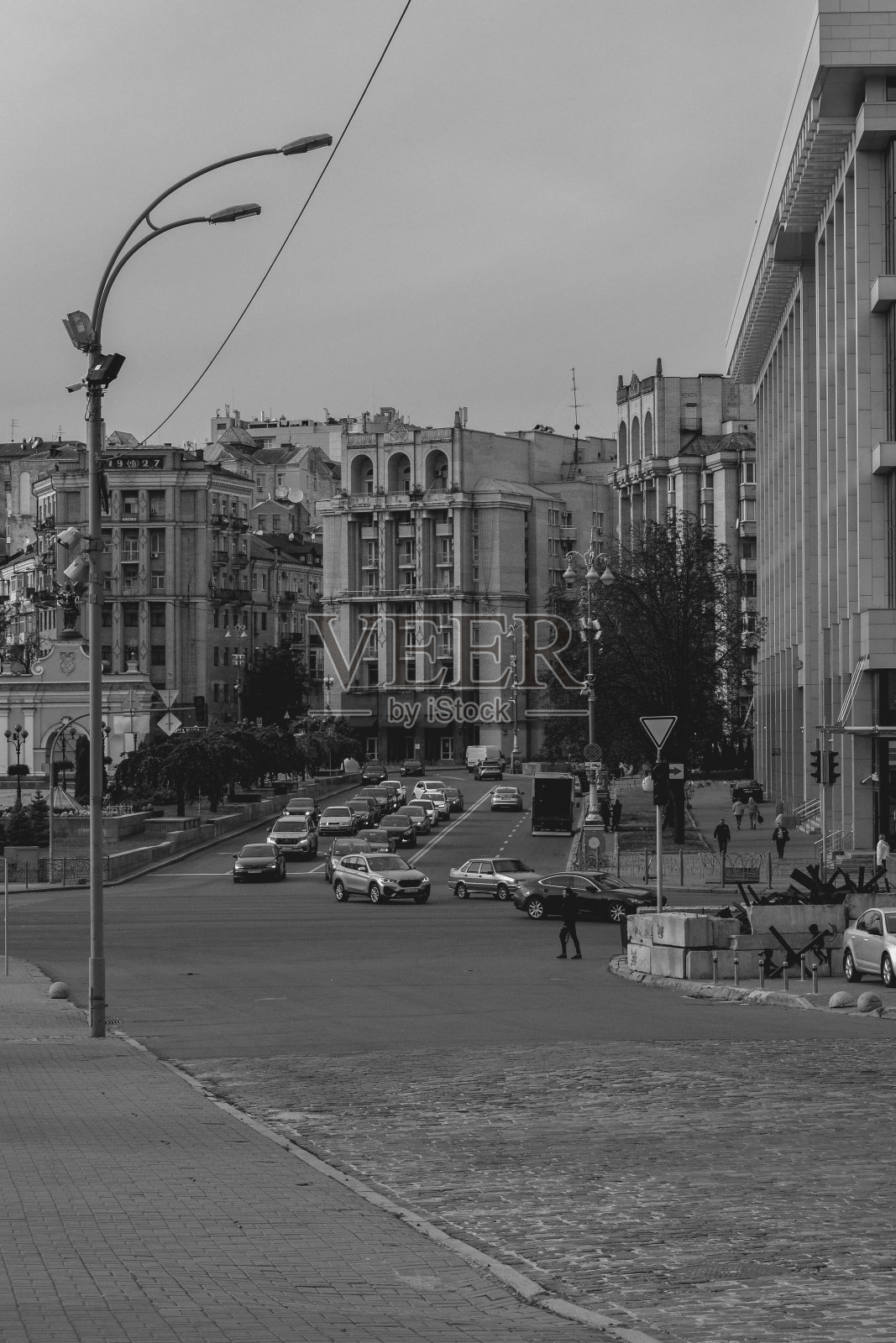 汽车沿着独立广场行驶照片摄影图片