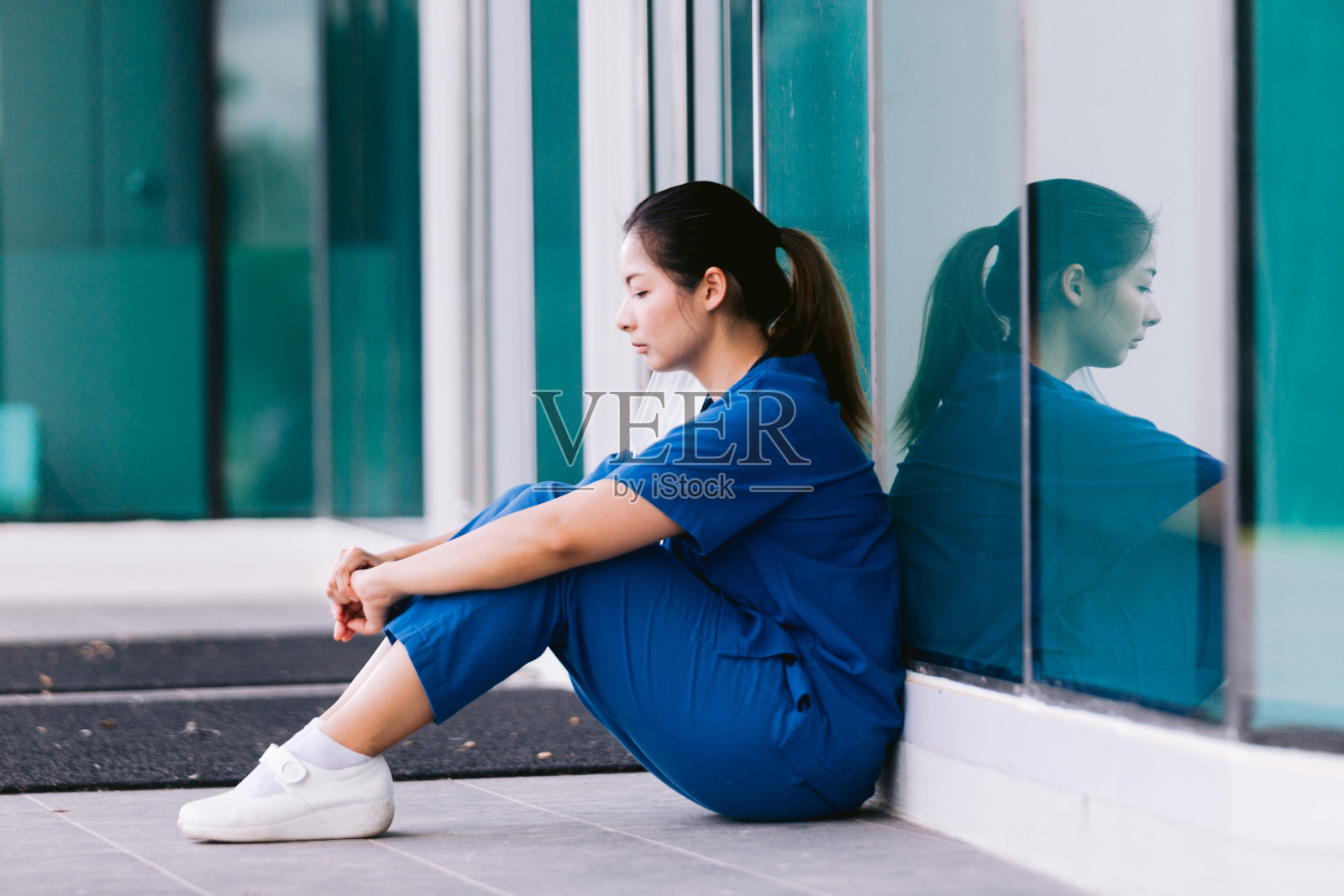 疲惫的医生或护士，诊所和医院的医务人员超时工作，过度劳累的专业人士，压力和抑郁照片摄影图片