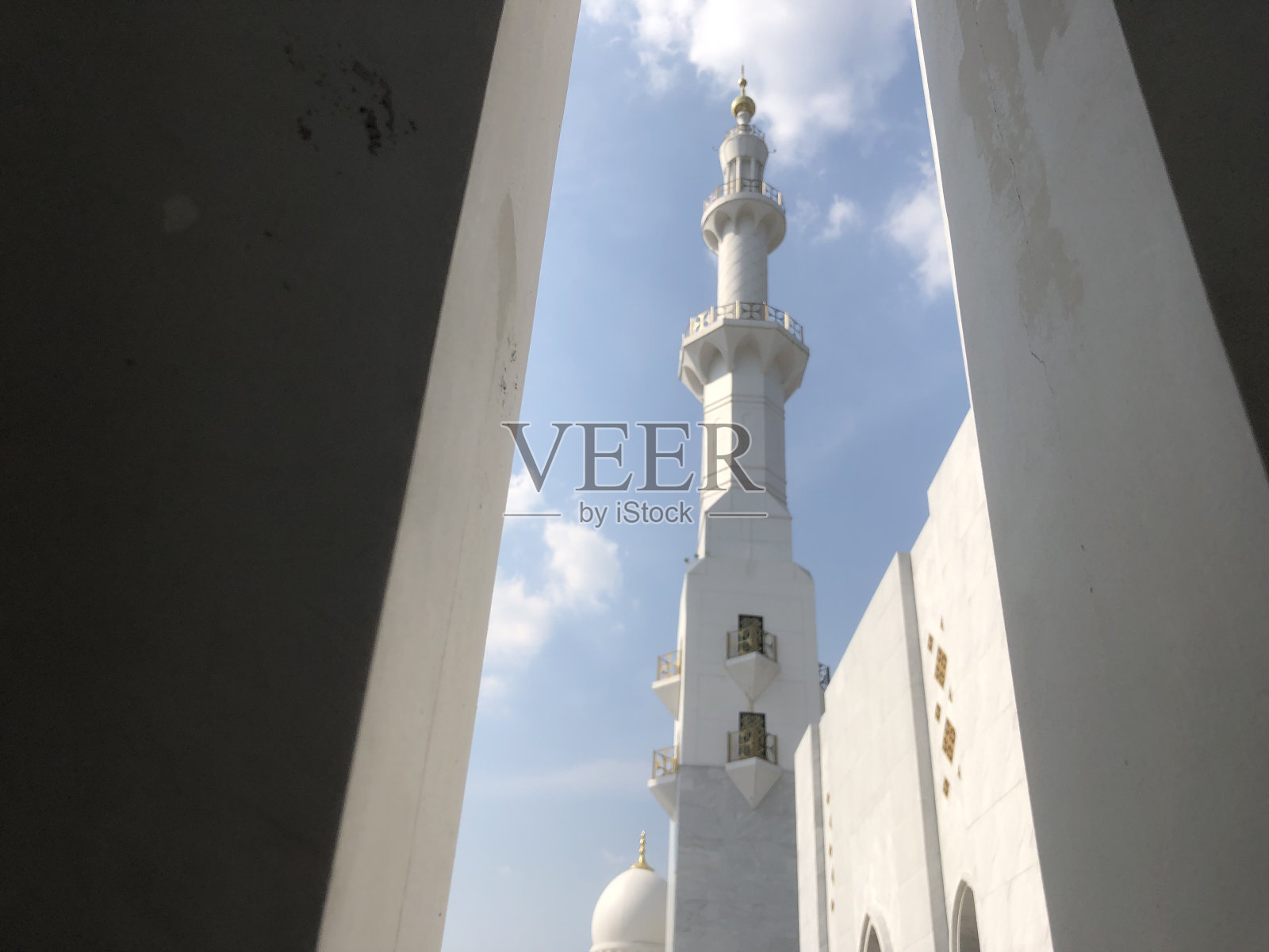 墙缝中拍摄的清真寺塔照片照片摄影图片