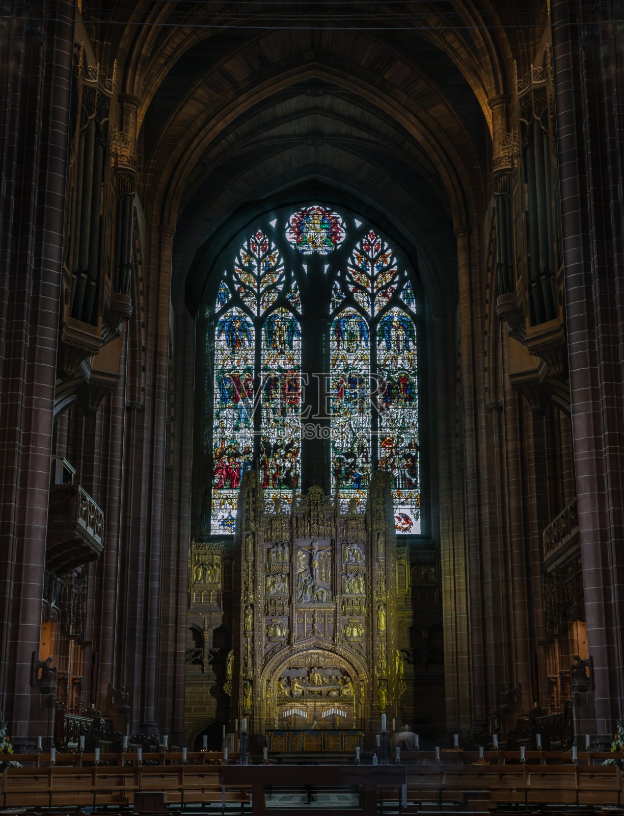 利物浦大教堂内部的建筑设计。英国圣公会大教堂教堂建筑。照片摄影图片