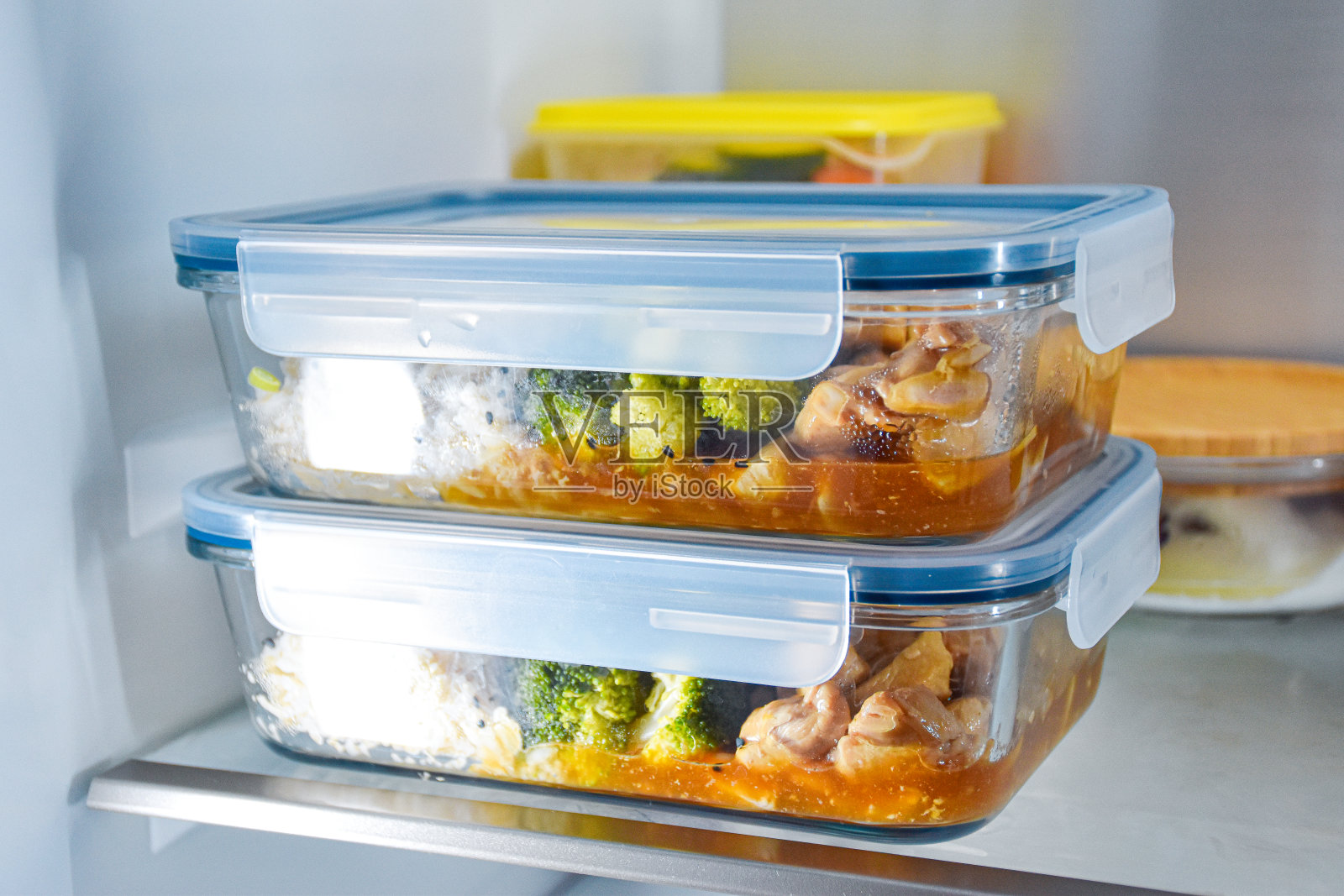 照烧烤鸡块和橙汁配上煮西兰花和撒上黑芝麻的芹菜米照片摄影图片