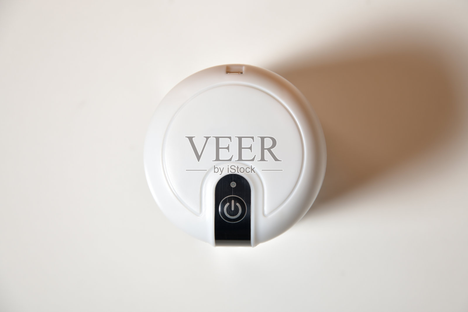 白色厨房桌子上的白色可充电无线搅拌机的俯视图照片摄影图片