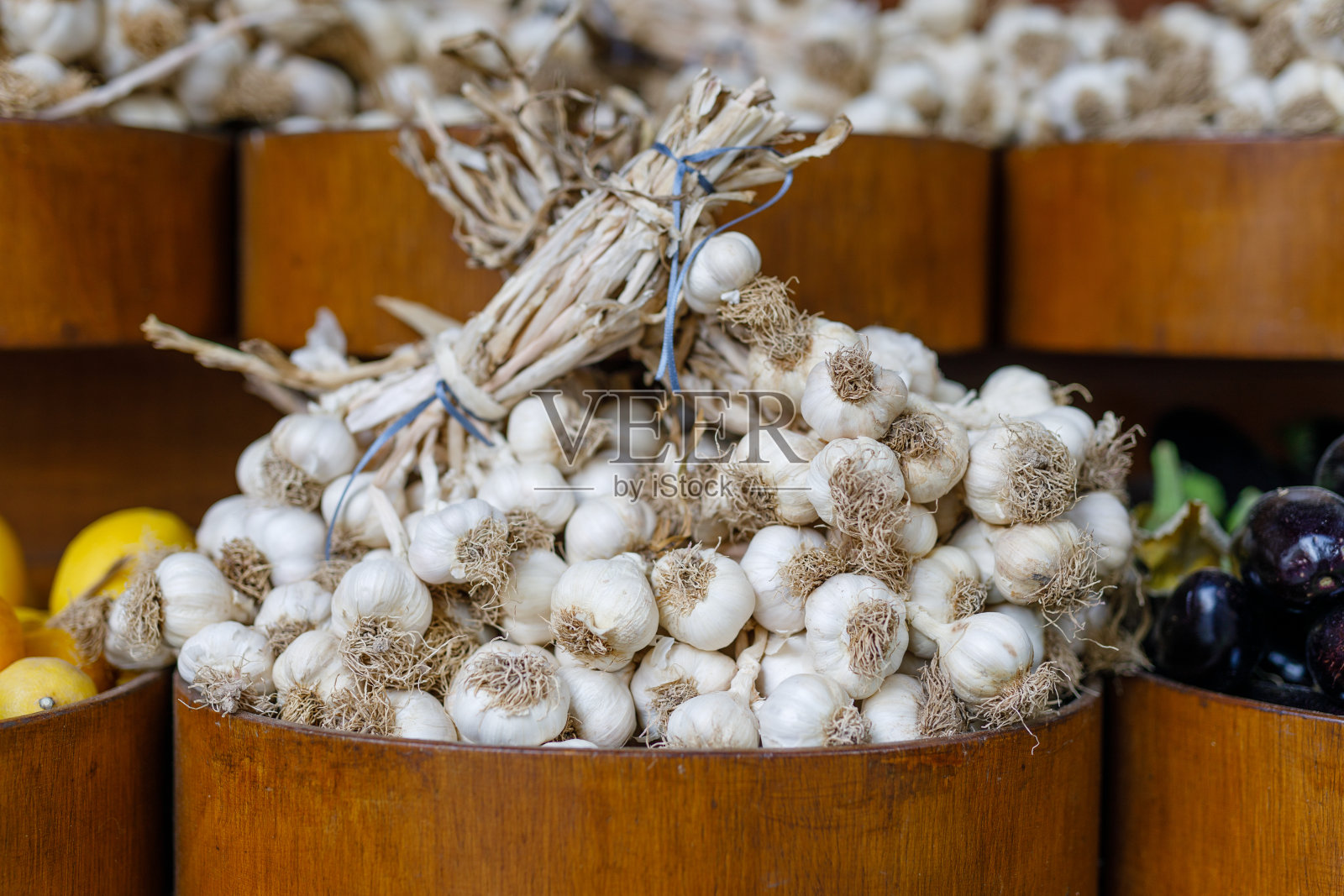 在土耳其的一个当地市场，一捆捆新鲜的大蒜照片摄影图片