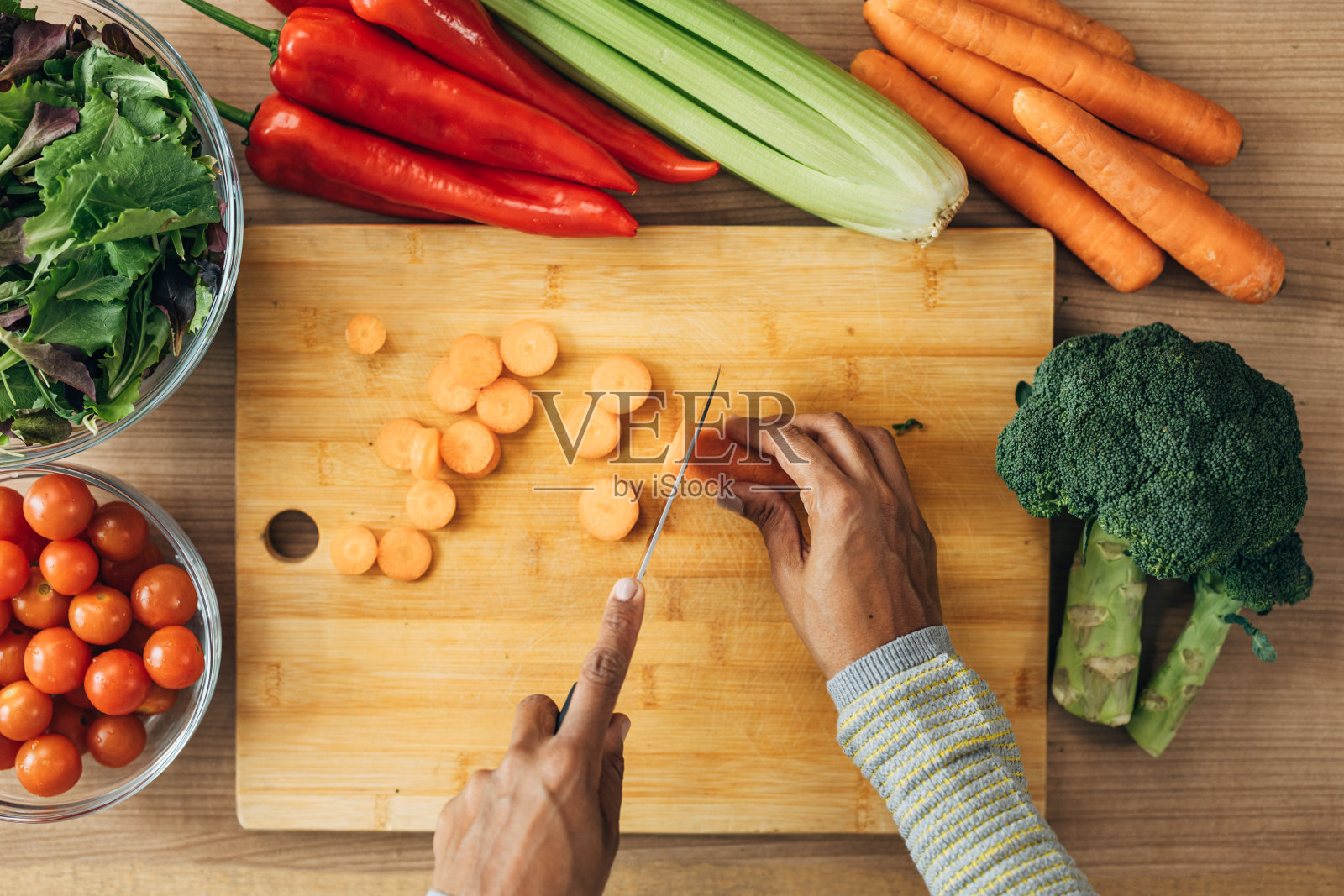 多种族妇女在家做饭照片摄影图片
