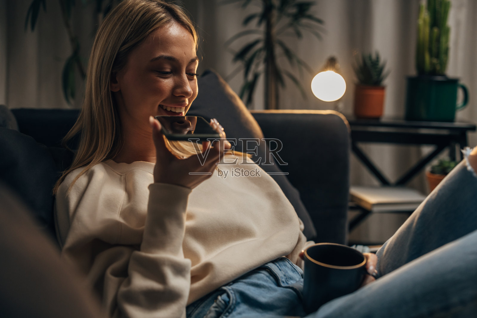 在家里享受时光的年轻成年女性照片摄影图片