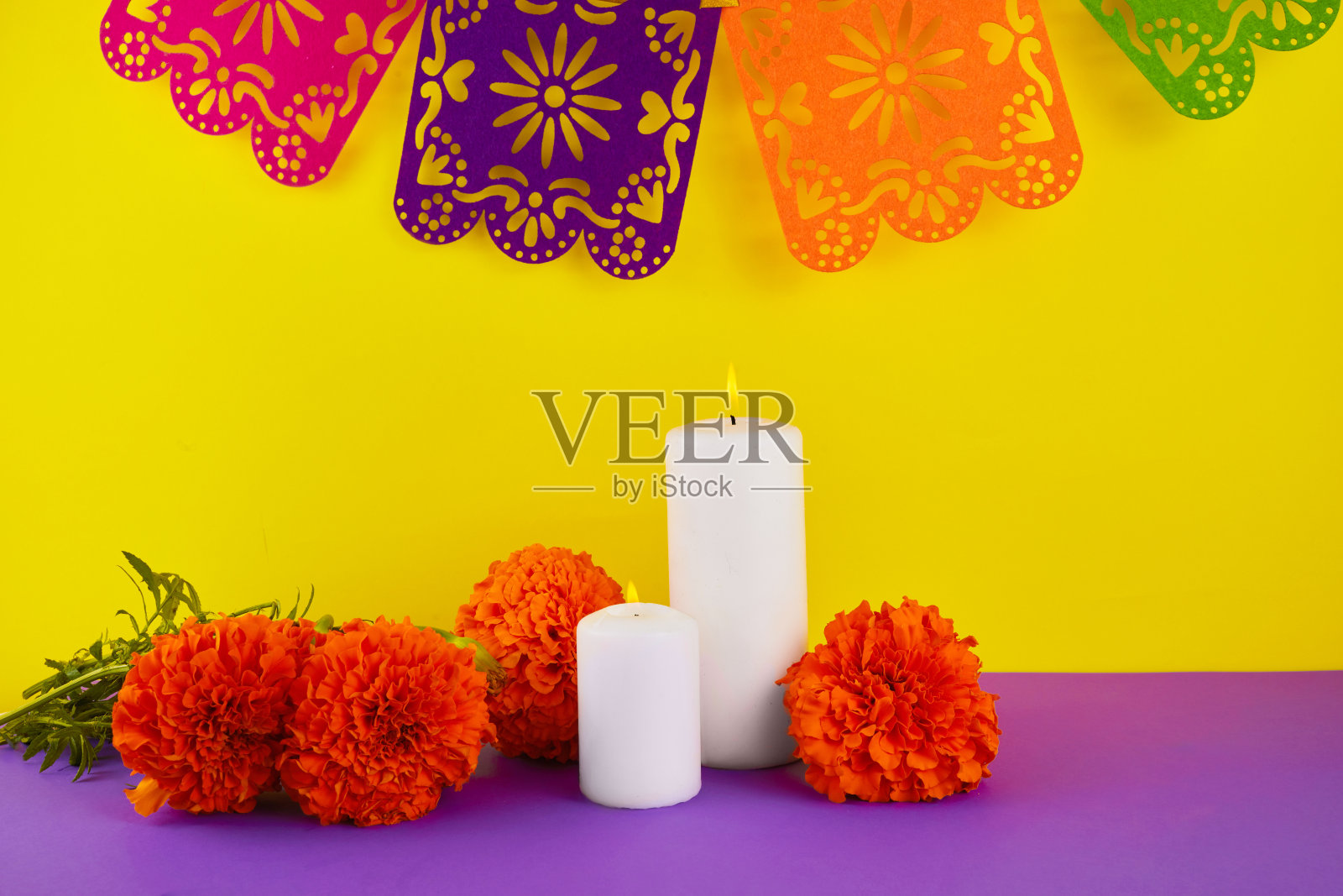 万寿菊花和蜡烛用于墨西哥祭坛在白天照片摄影图片