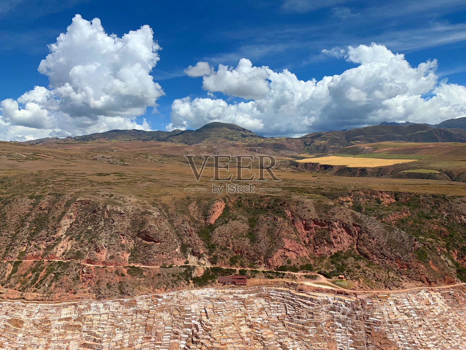 秘鲁库斯科省圣谷附近的马拉斯印加盐矿。照片摄影图片