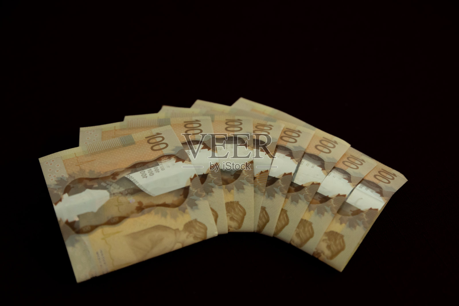 折叠的加拿大百元钞票照片摄影图片