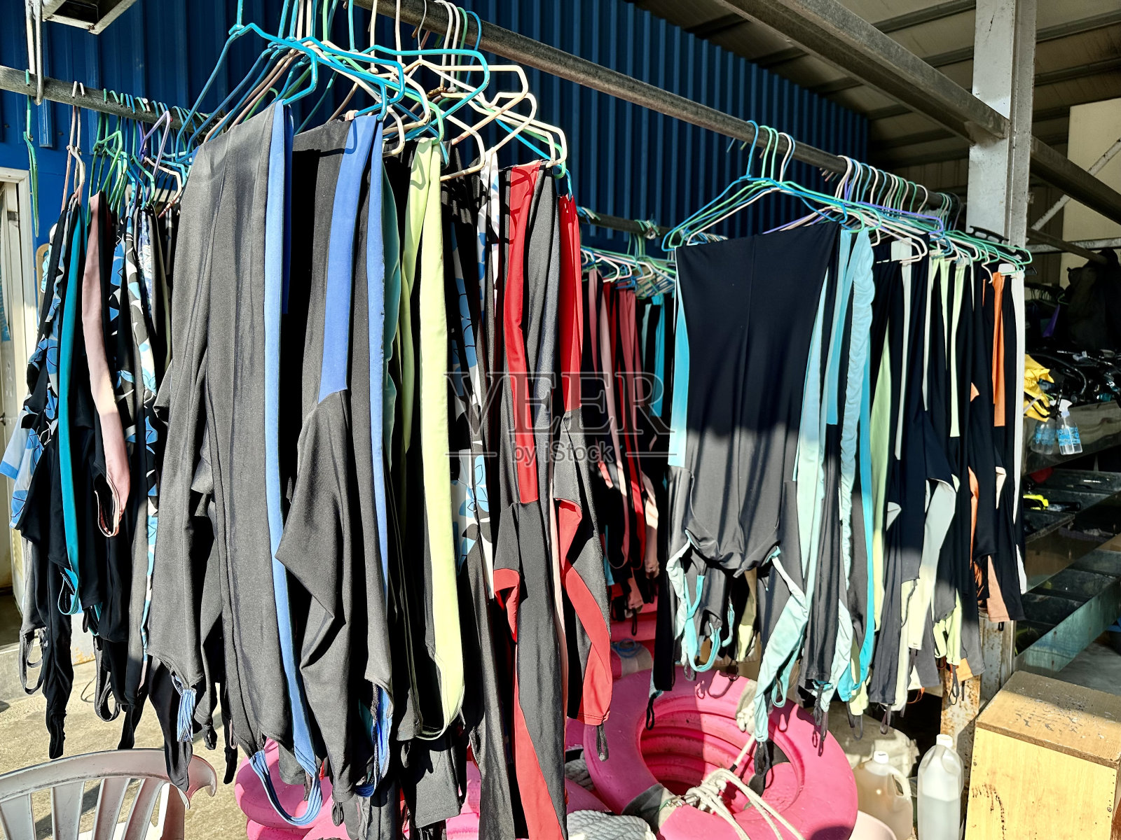 悬挂式潜水服照片摄影图片