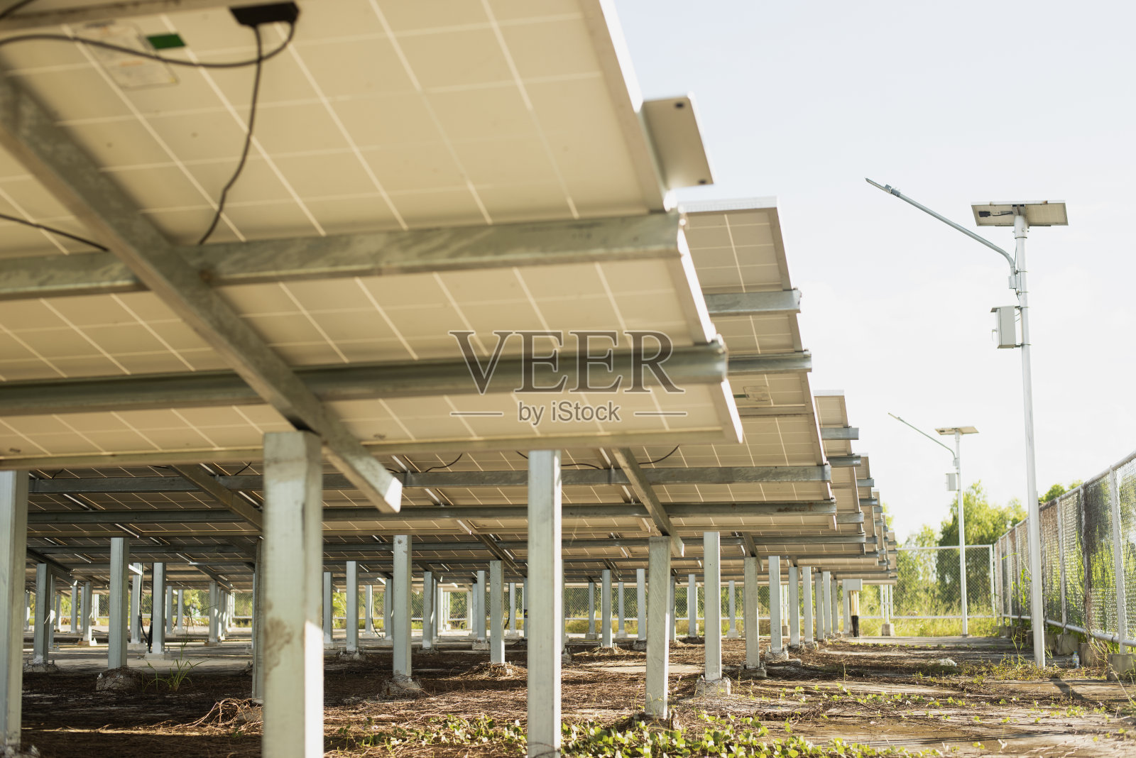 太阳能电池板是一种可替代的电力来源，是一种可持续资源概念，是一种比以往任何时候都能产生更多电力的新系统。照片摄影图片