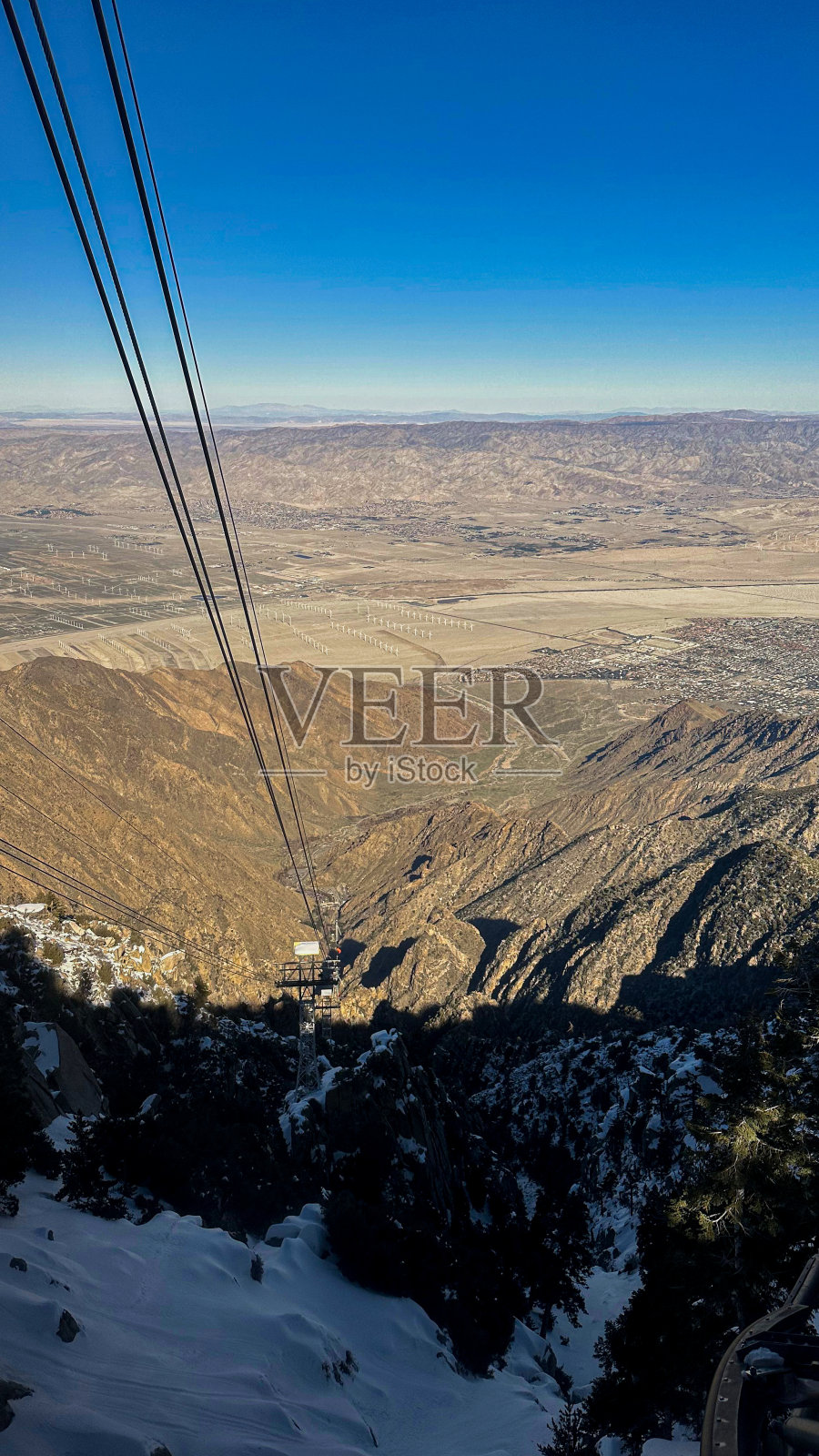 从棕榈泉缆车上俯瞰白雪覆盖的山景照片摄影图片