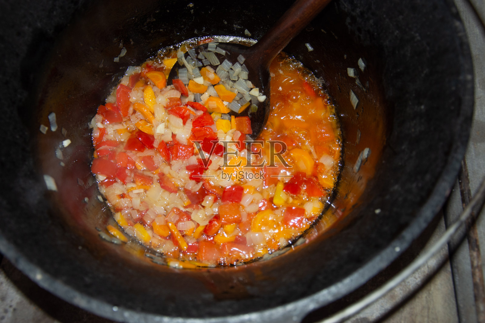 为炖锅准备的熏猪肉炖蔬菜，罗马尼亚特色菜照片摄影图片