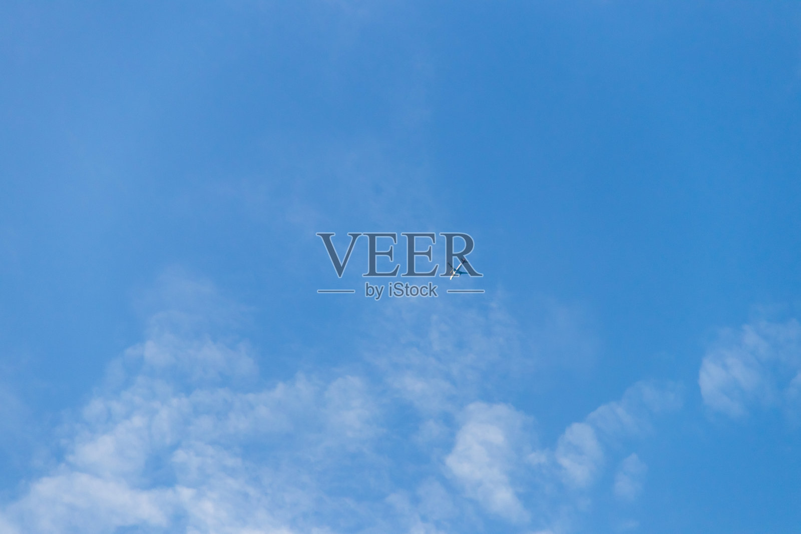 蓝天白云;蔚蓝的天空上飘着柔和的白云。摩天大楼的背景。照片摄影图片