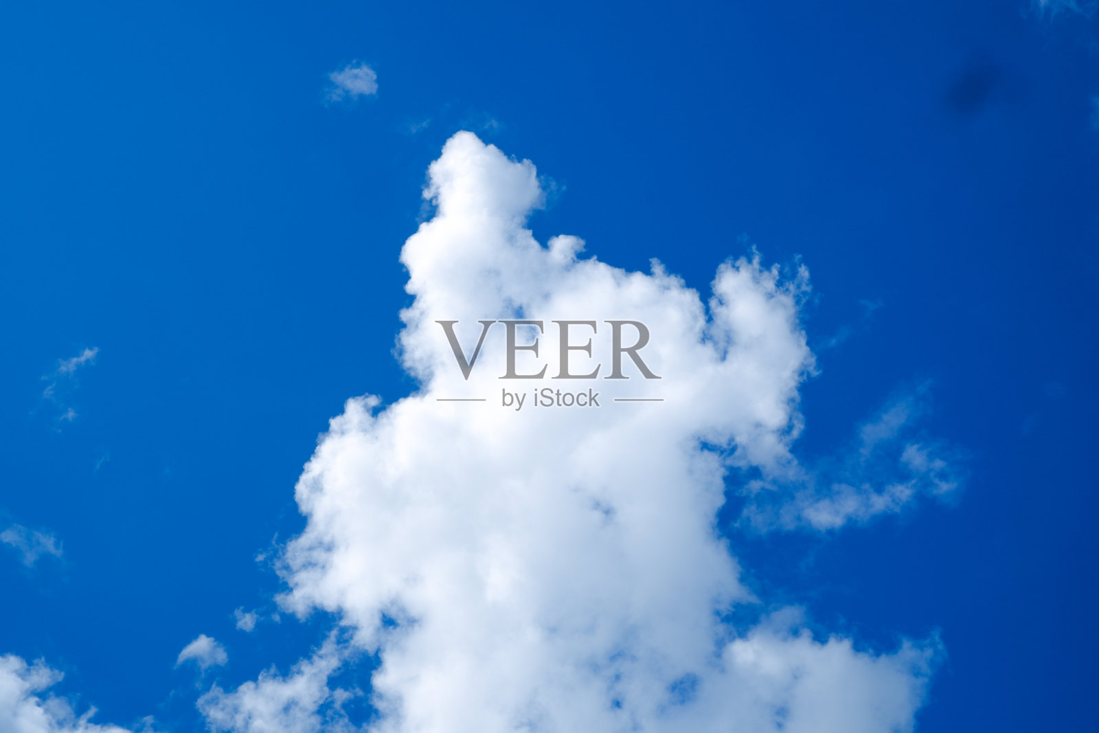 天空中的白云。阳光明媚的一天。背景。用于说明的图形。照片摄影图片