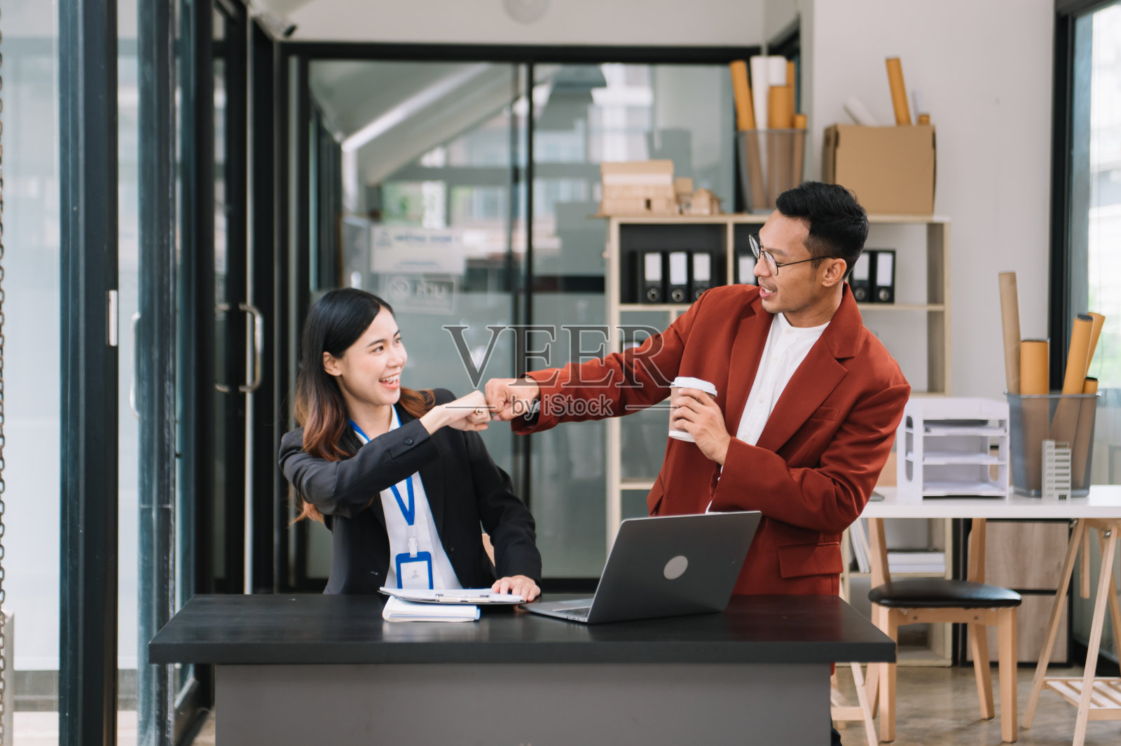 努力工作的人，在会议室赢得新的创业项目照片摄影图片