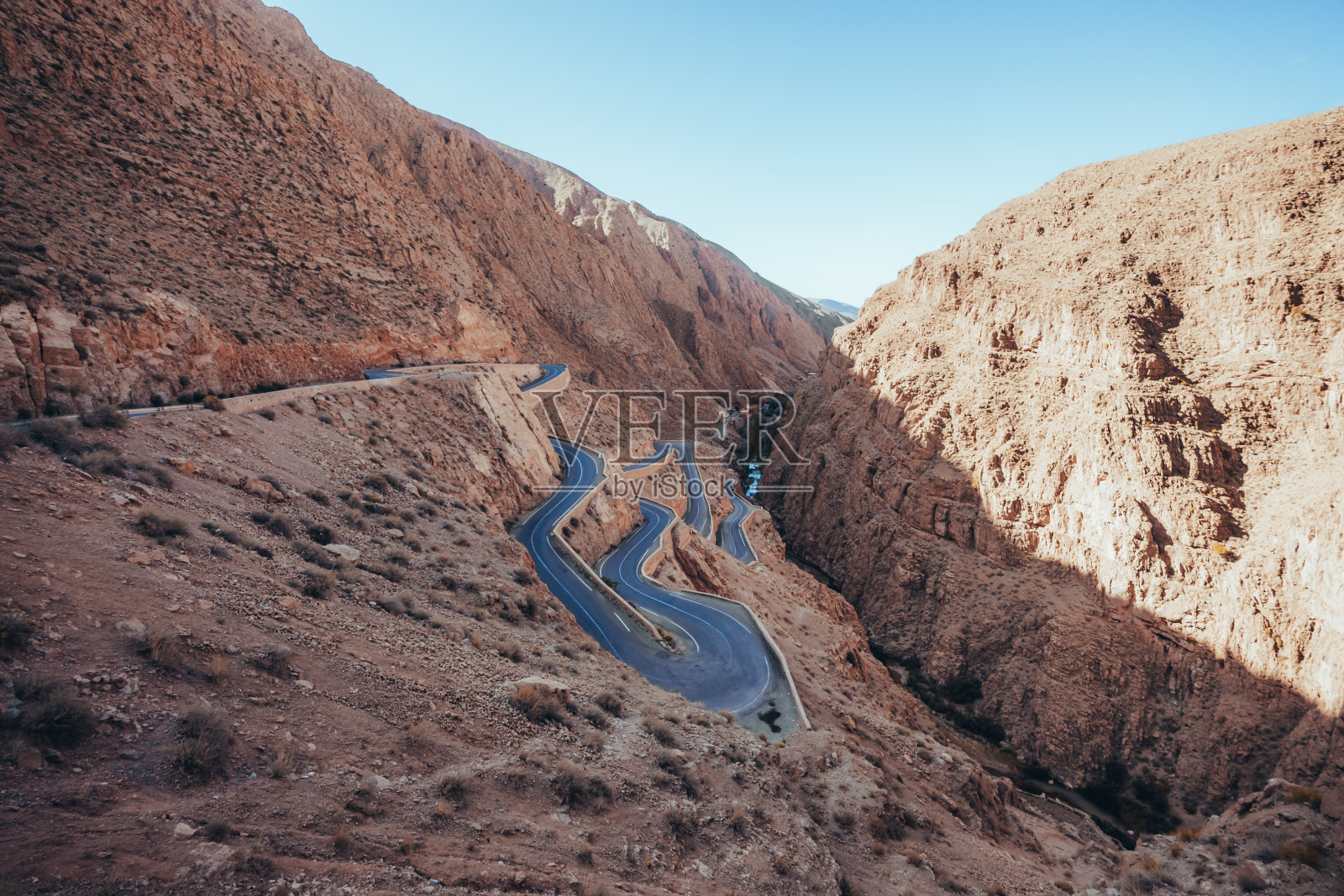 蜿蜒的道路穿过达德斯峡谷，阿特拉斯山脉在摩洛哥照片摄影图片