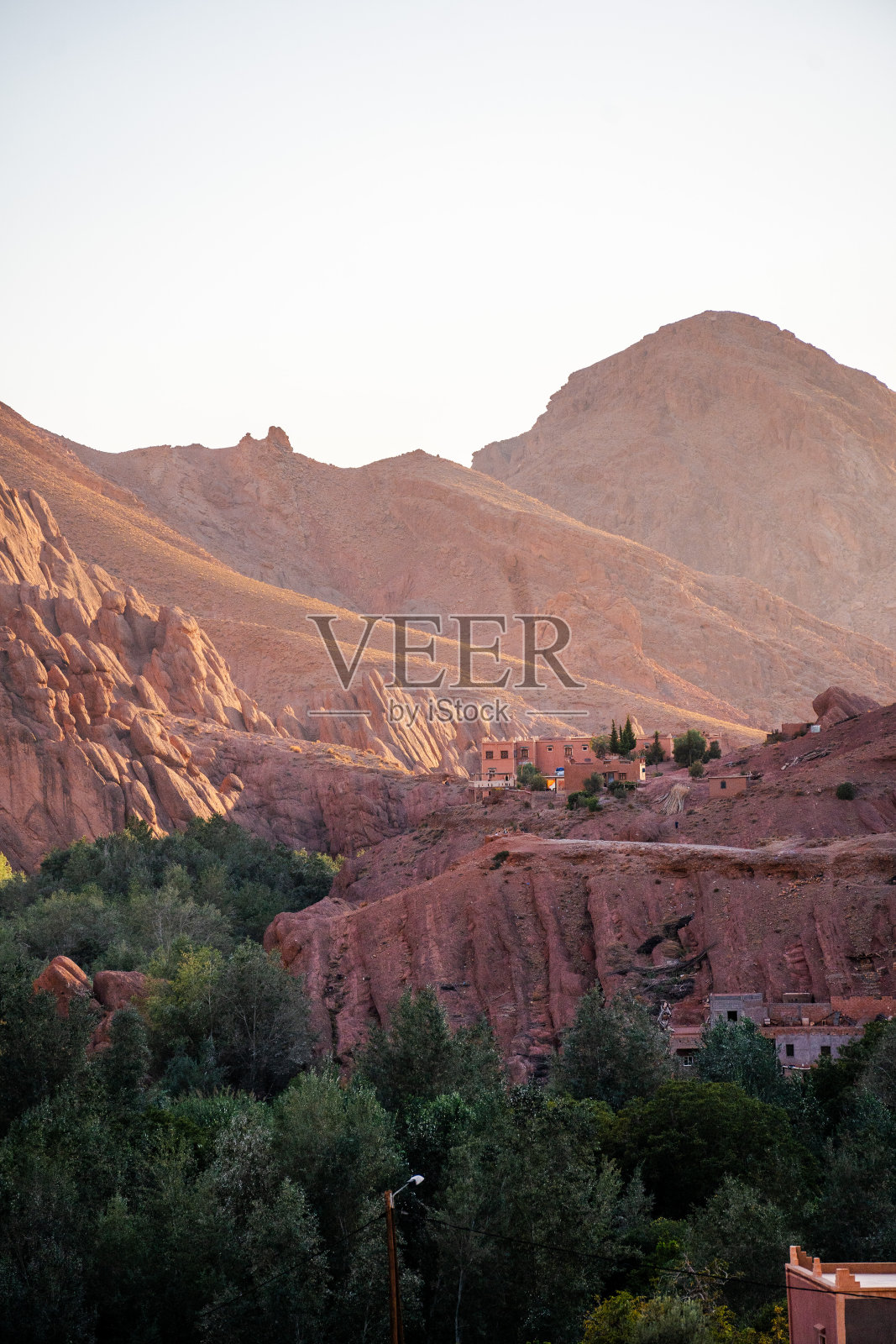 日落时分，摩洛哥达德斯峡谷的自然、岩石和山脉照片摄影图片