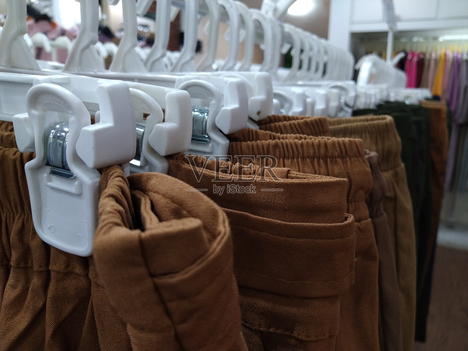 一排裤子照片摄影图片