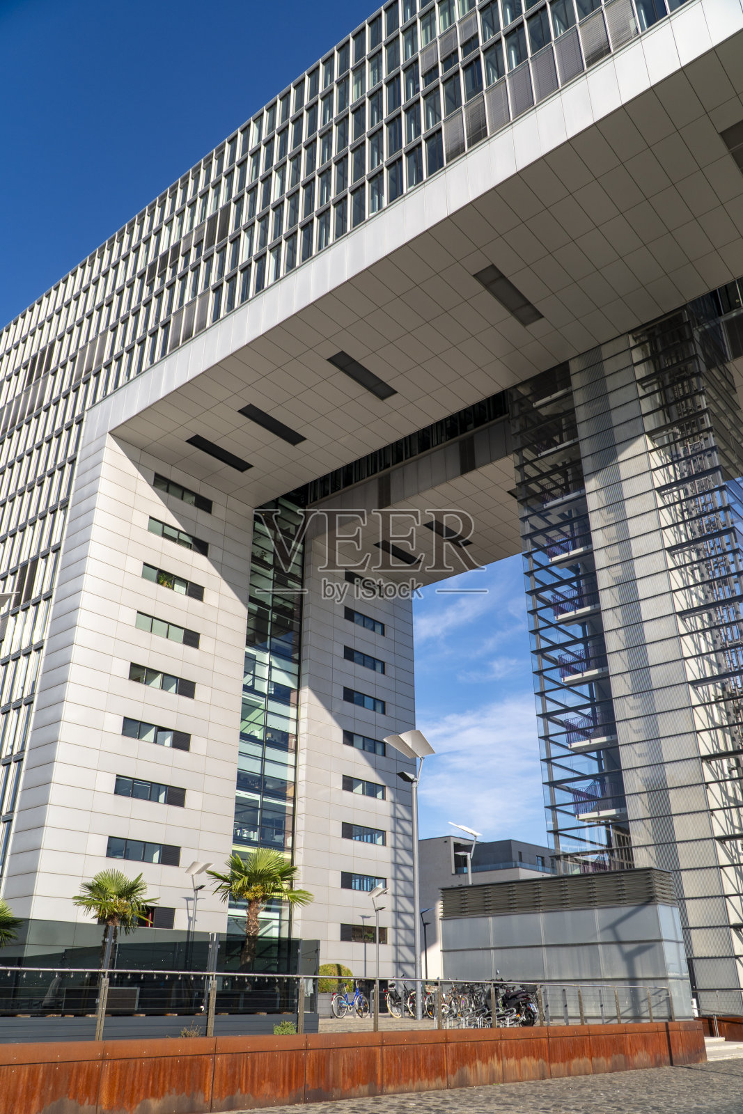 阳光明媚的早晨，科隆克兰豪斯商业中心位于莱茵auhafen海滨照片摄影图片