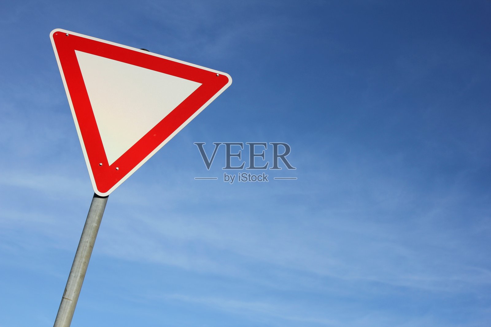 德国路标:让路照片摄影图片