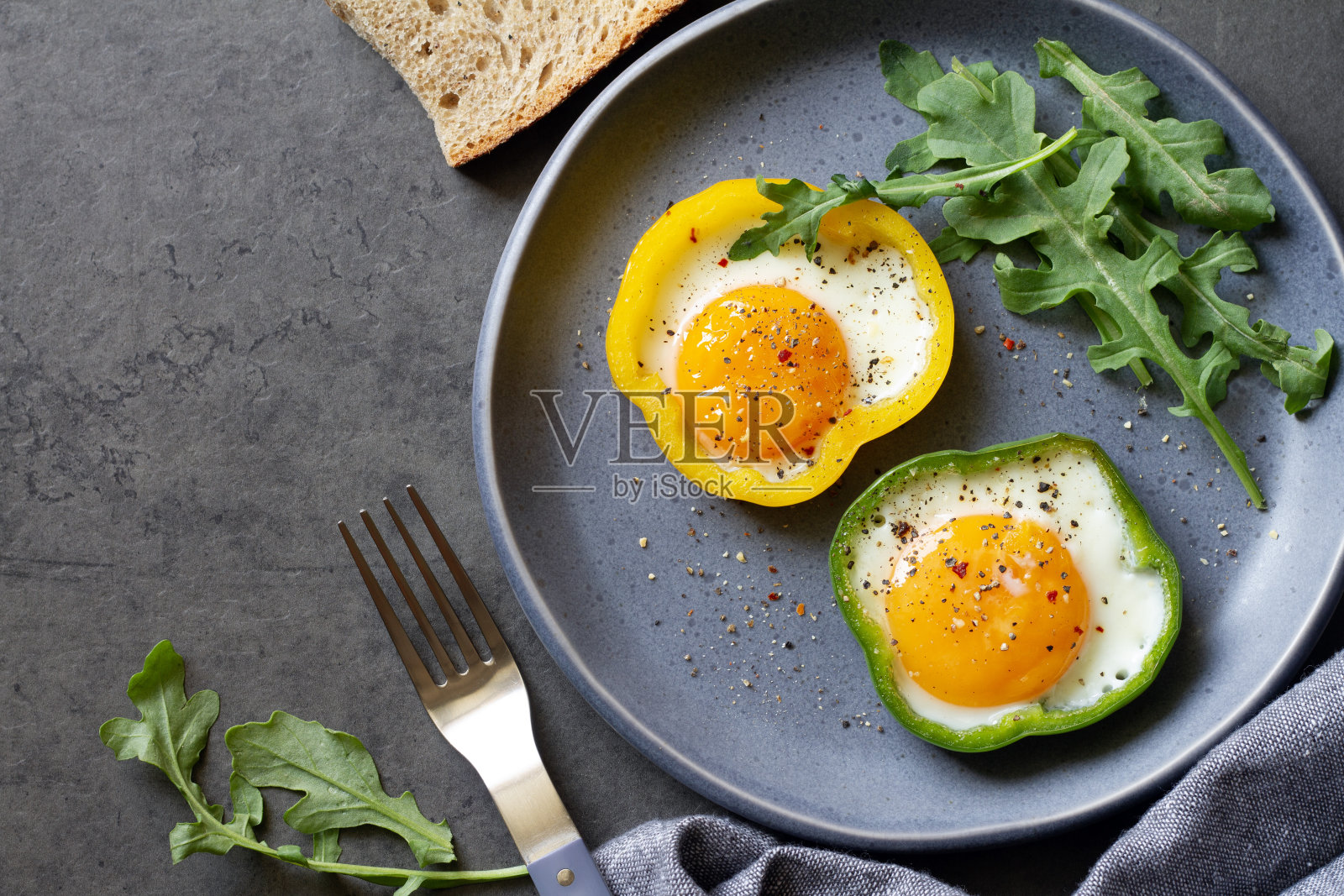 黄青椒炒蛋配芝麻菜，健康美味的早餐理念照片摄影图片